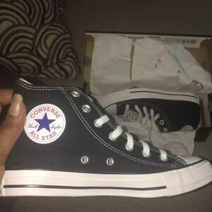 Converse/Chuck Taylor’s 7.5